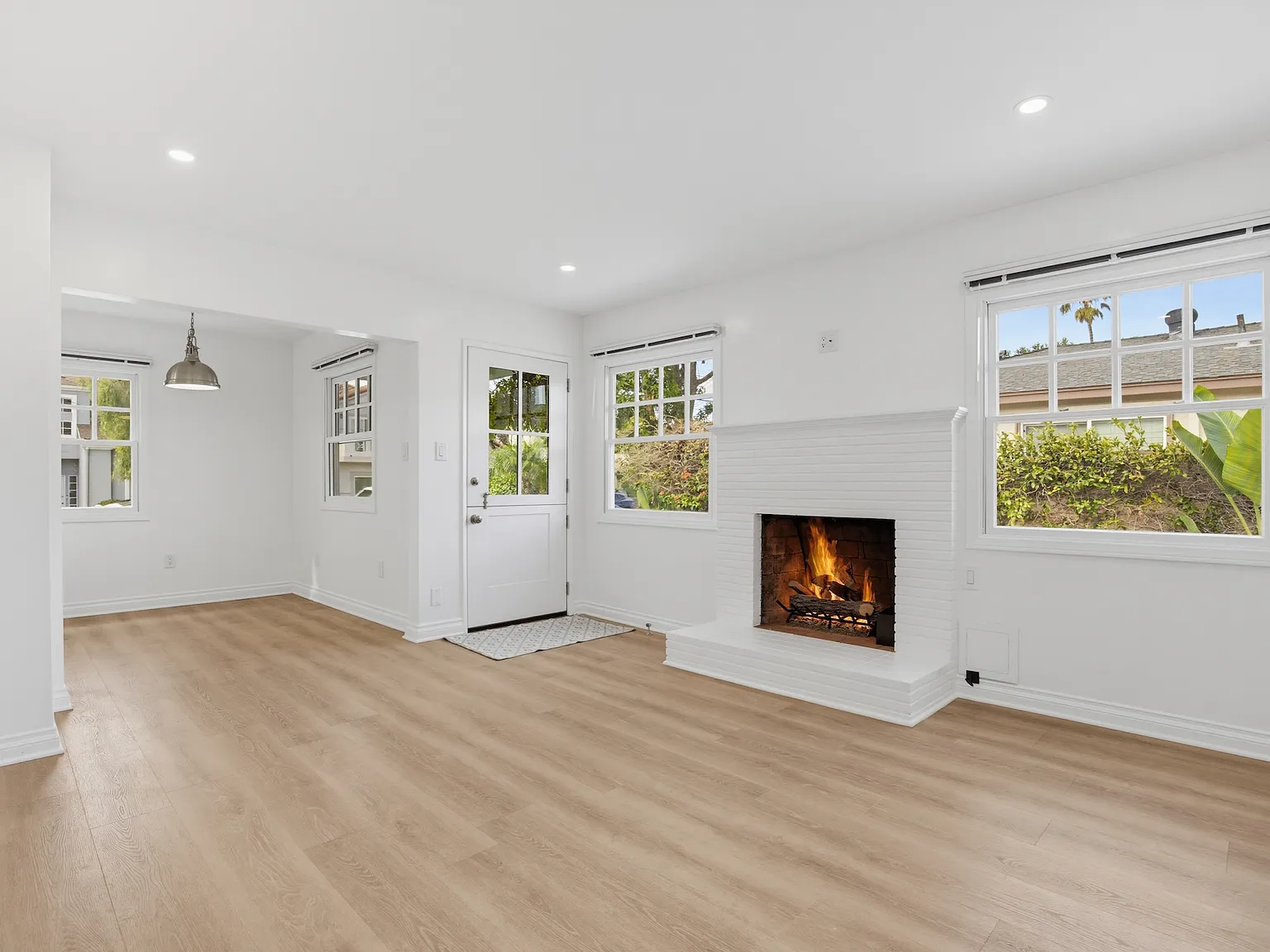 3 bed, 940 sqft, $4,200 — Photo 3