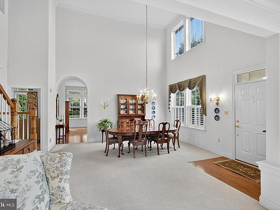 4th image of 30 Farmview Ln