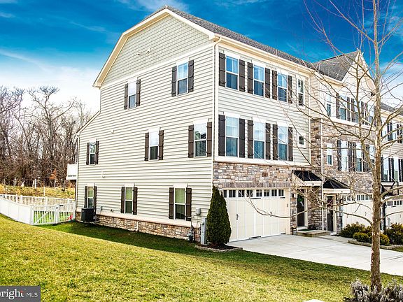 3rd image of 709 Shady Creek Ct
