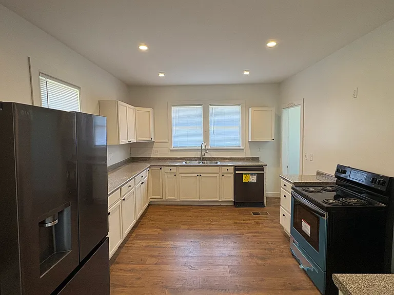 2571 Jackson Ave — Photo 4