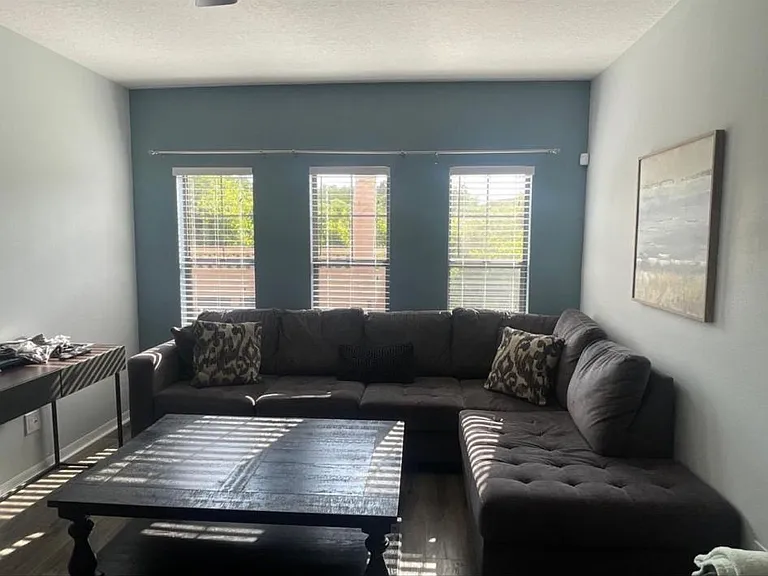 1039 Tullamore Dr — Photo 3