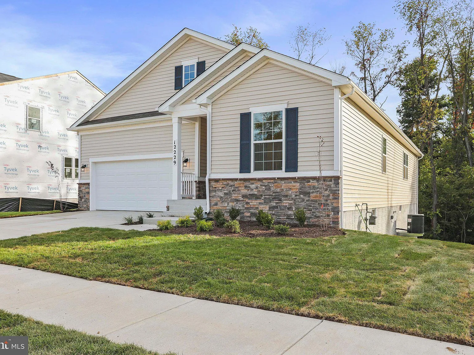 3 bed, 2.0 bath, 3770 sqft, $2,675 — Photo 2