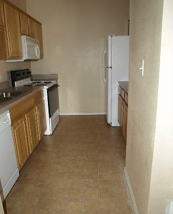 4th image of 986 Lake Dr
