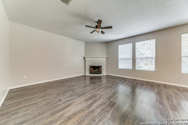 3 bed, 2.5 bath, 2288 sqft, $2,400 — Photo 4