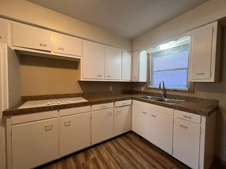 1131 E Elm St #7 — Photo 4