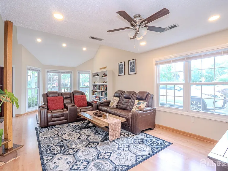 63 Carlisle Ct — Photo 11