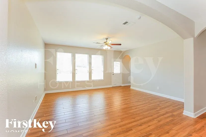 3 bed, 2.0 bath, 1561 sqft, $1,875 — Photo 3
