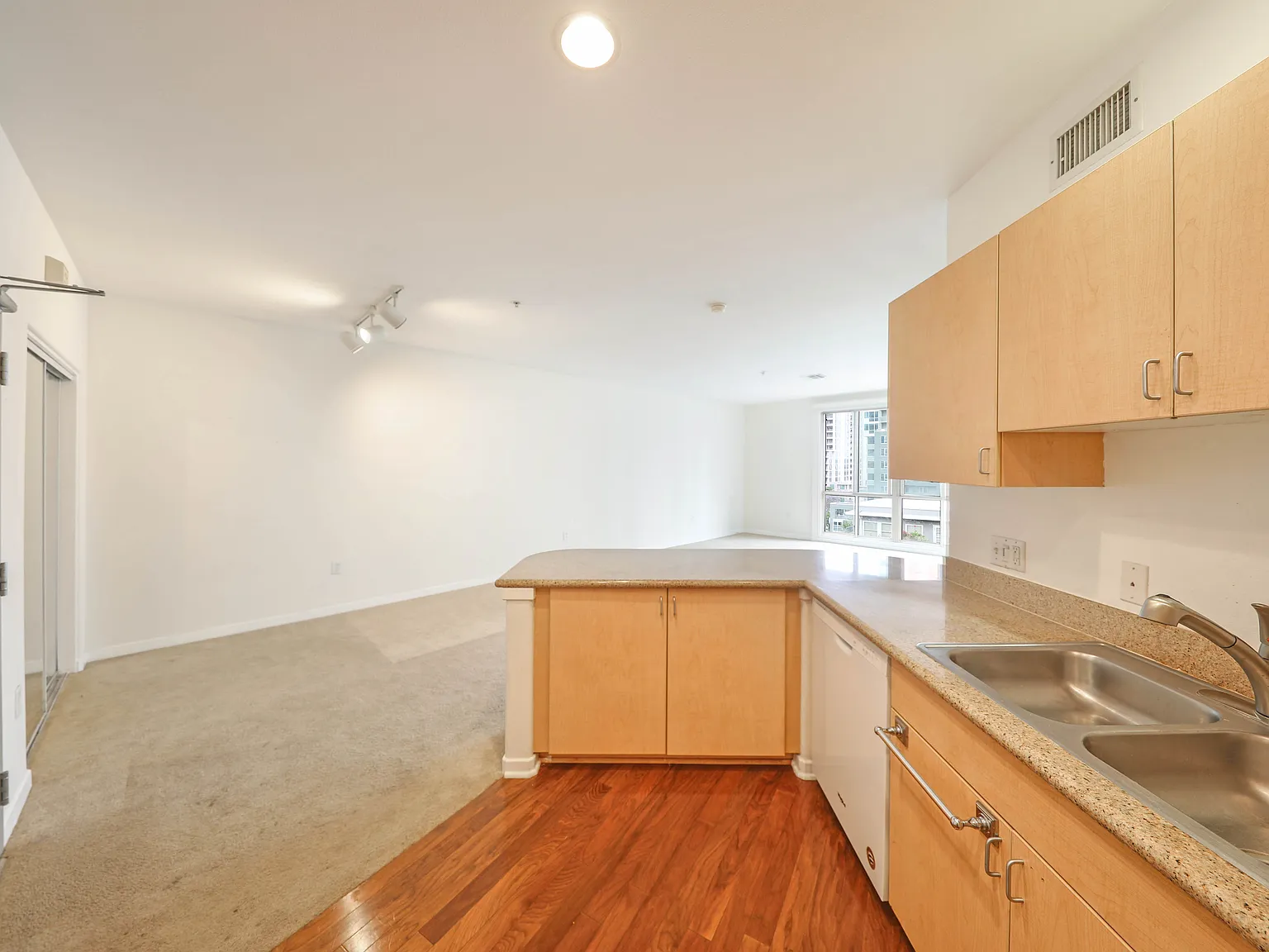1 bed, 888 sqft, $2,880 — Photo 4