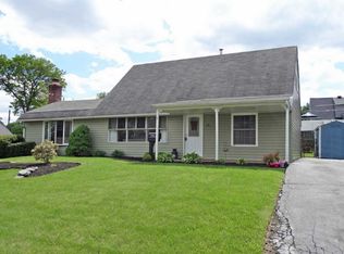 21 Crestwood Rd, Levittown, PA 19057