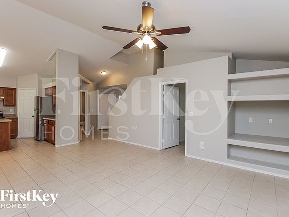 3rd image of 934 E Elgin St
