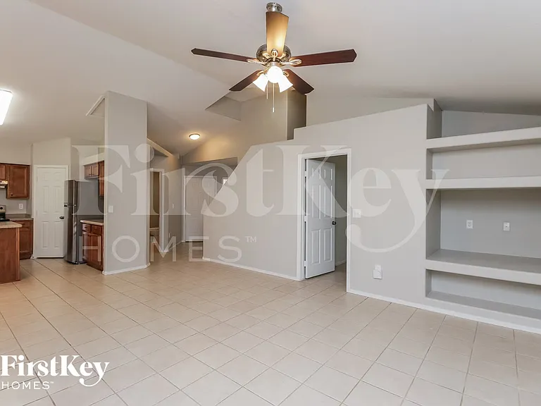 934 E Elgin St — Photo 3