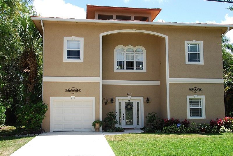 Front of House : Two story, with a "crows nest" covered area on 3rd floor!