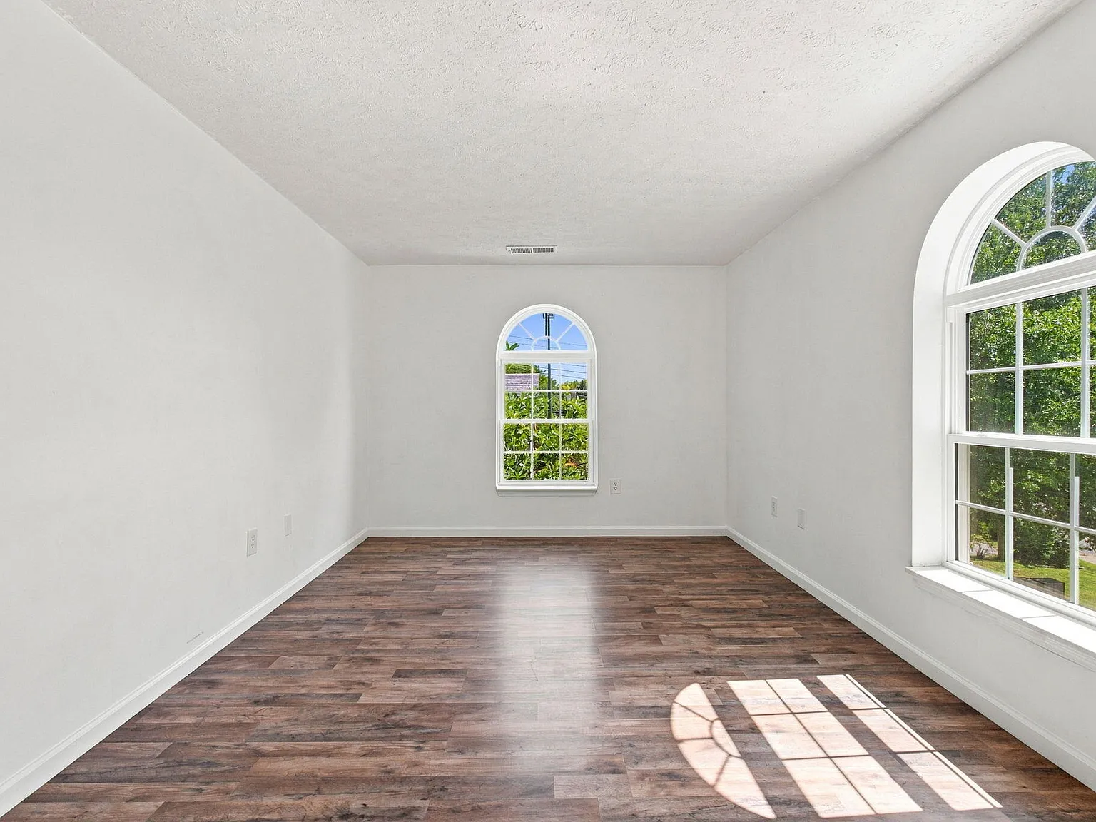 3 bed, 2.0 bath, 973 sqft, $1,925 — Photo 2