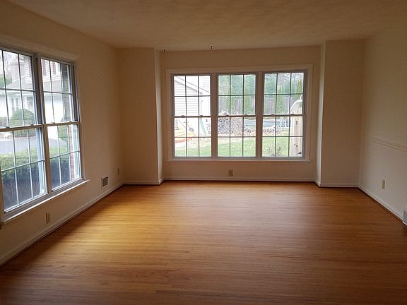 3rd image of 19 Belvue Ct