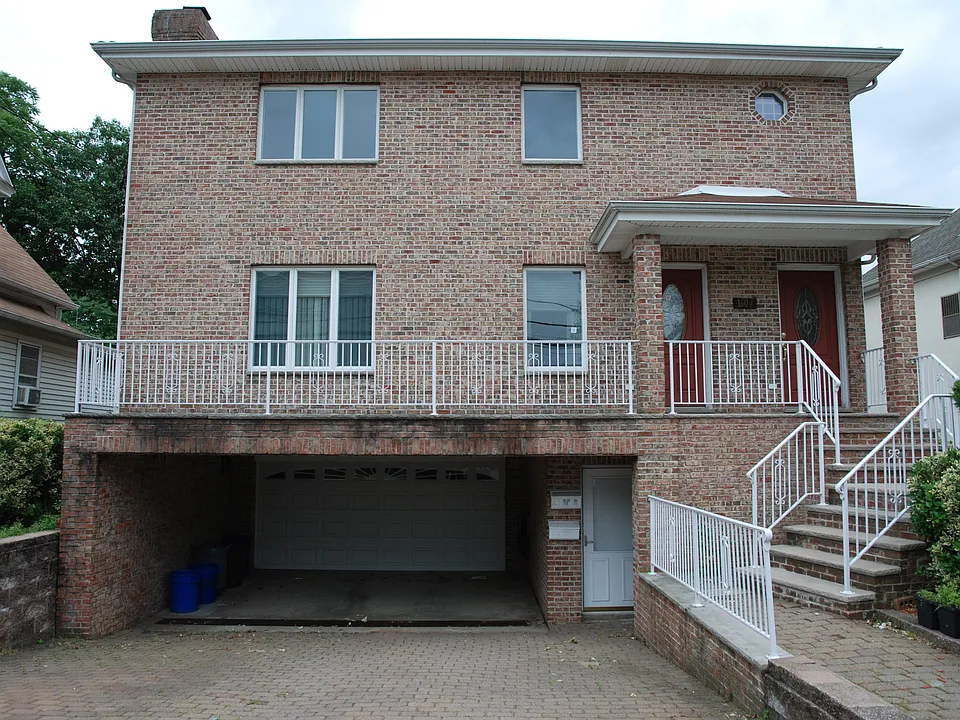 1604 John St #1