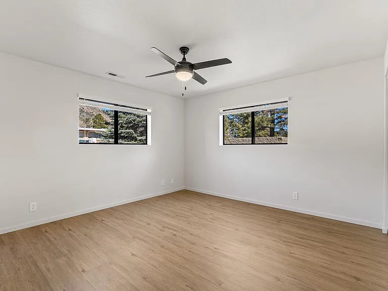 3325 E Lockett Rd — Photo 11