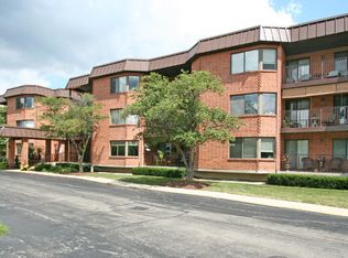 6401 Clarendon Hills Rd APT 100, Willowbrook, IL 60527
