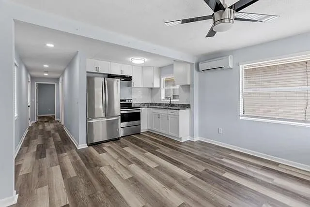 2410 E Columbus Dr — Photo 8