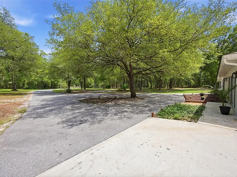 7050 NE State Road 121 — Photo 34