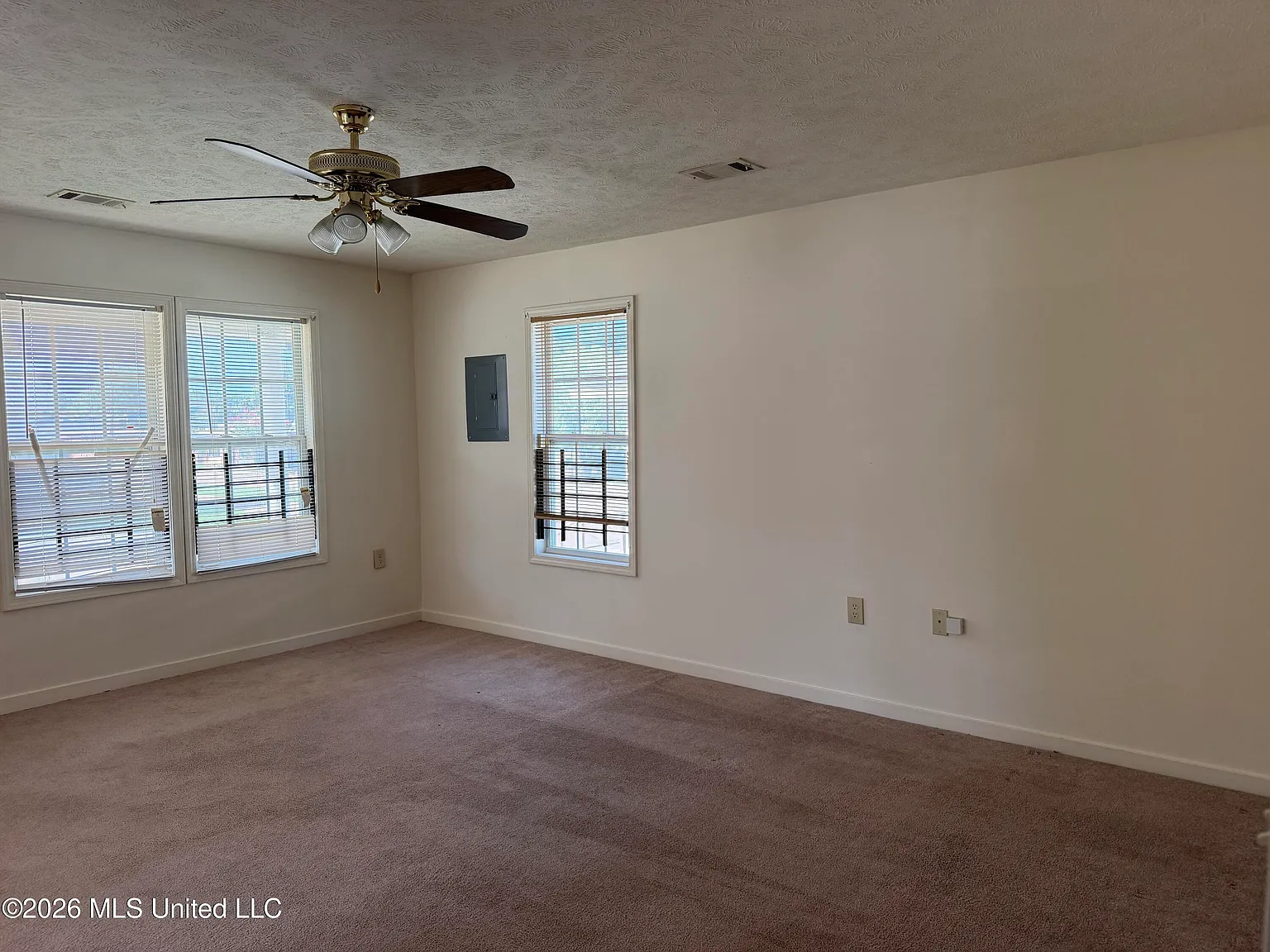 3 bed, 1.0 bath, 1295 sqft, $1,200 — Photo 2