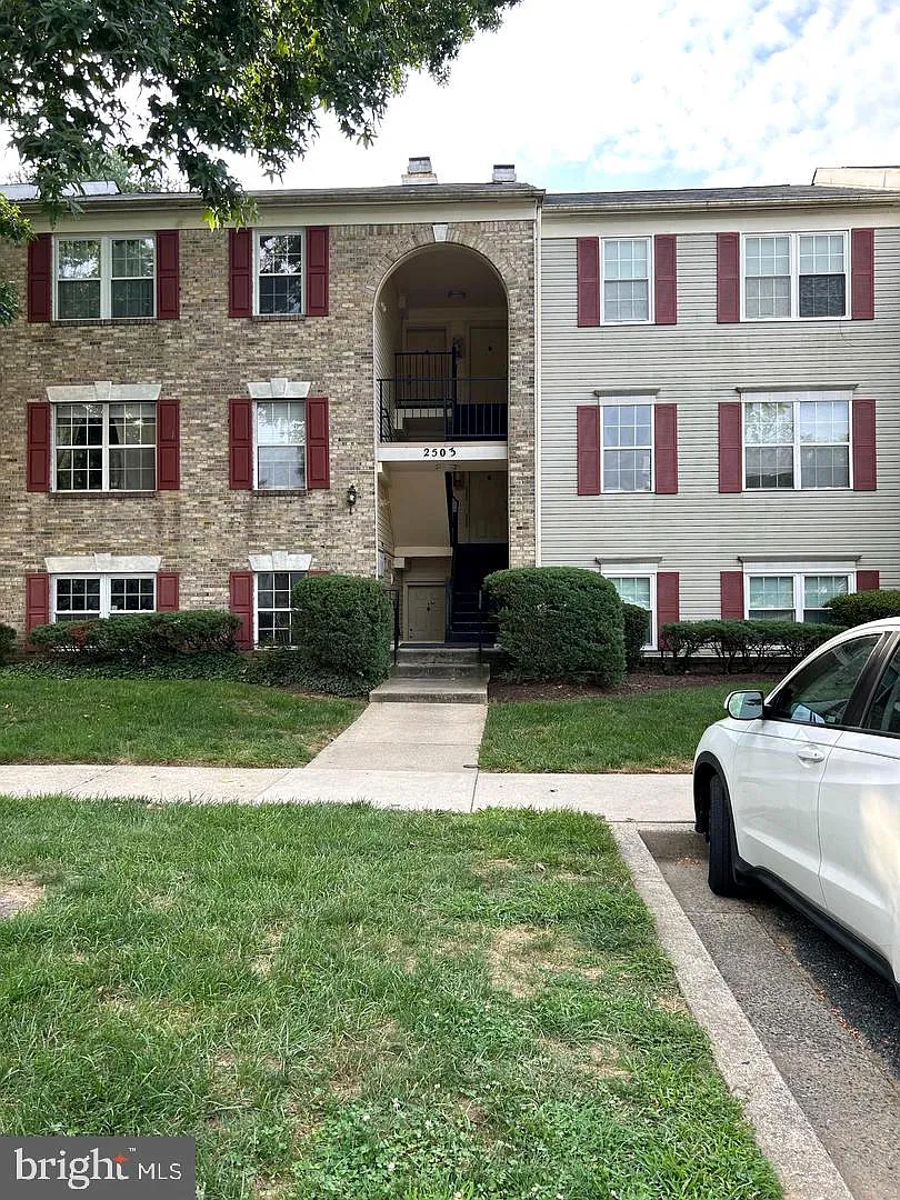 2 bed, 2.0 bath, 1043 sqft, $2,400 — Photo 2
