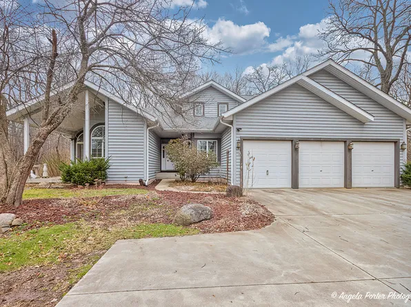 5008 Hickory Ln, McHenry, IL 60051