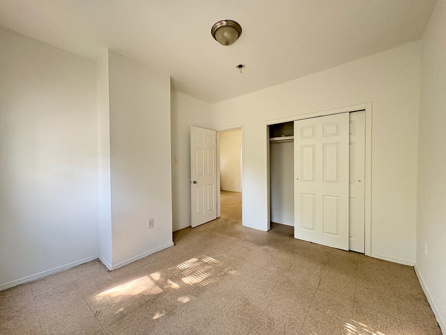 5 bed, 1400 sqft, $2,500 — Photo 4