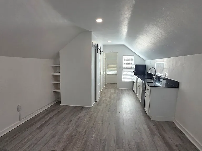 306 1/2 E Hughbert St #B — Photo 4
