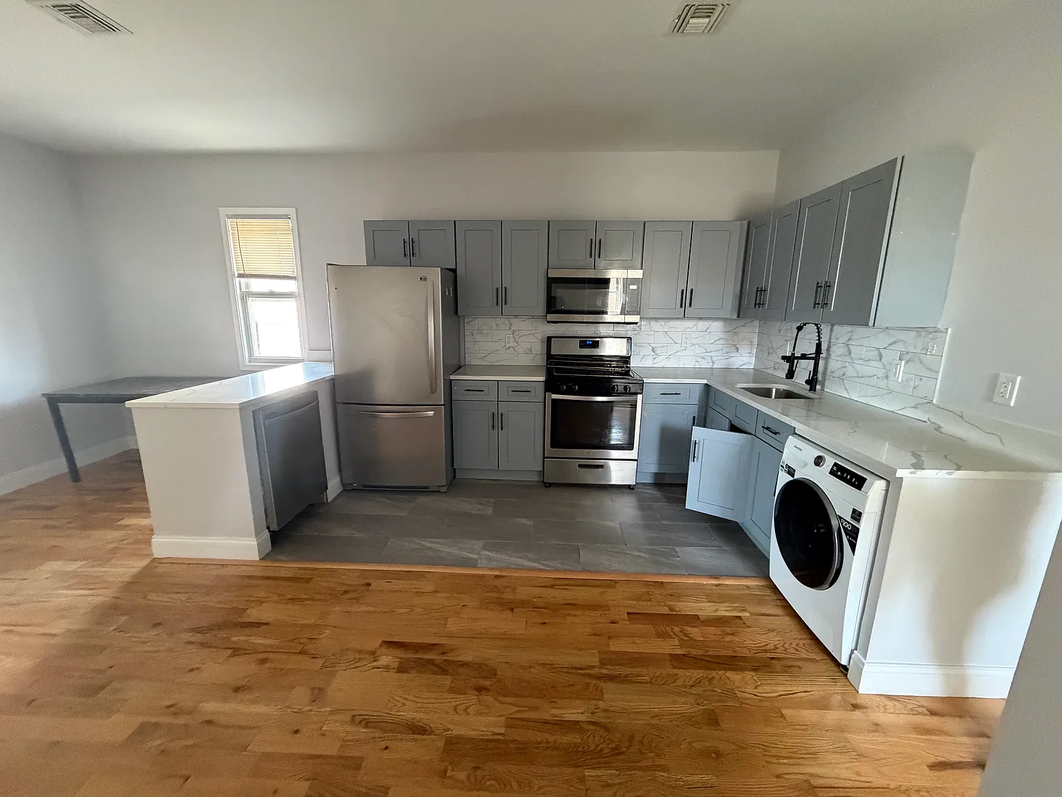 3 bed, 950 sqft, $2,600 — Photo 3