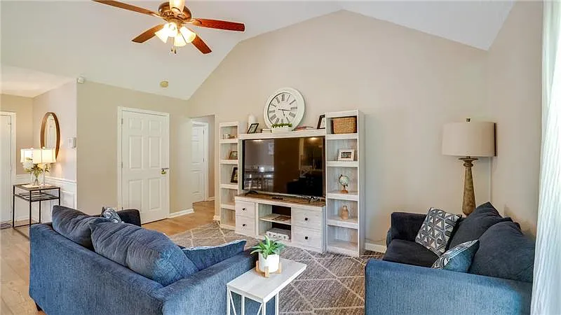 4 bed, 1736 sqft, $2,450 — Photo 2