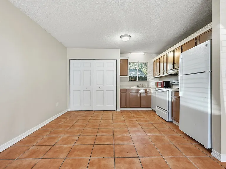 201 College Blvd E #11 — Photo 11