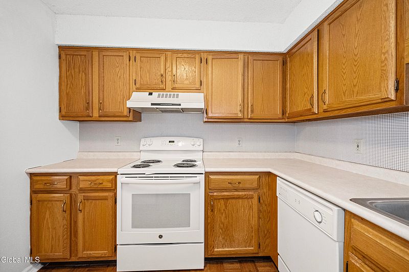 4th image of 4059 Chaucer Place