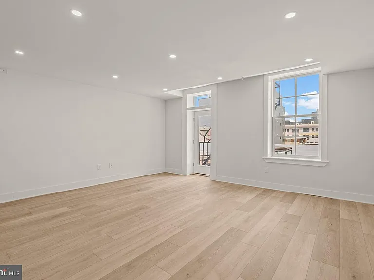 253 N 3rd St #3R — Photo 12