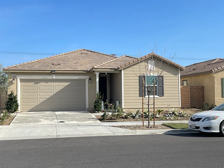3329 S Myrtle Dr — Photo 1