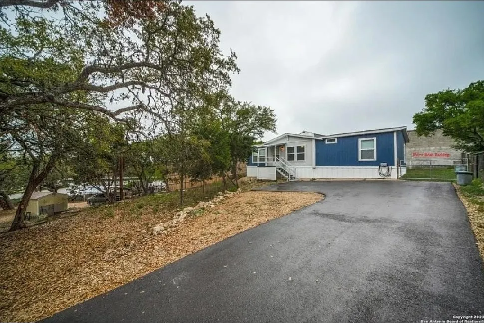 3 bed, 1344 sqft, $1,800 — Photo 2