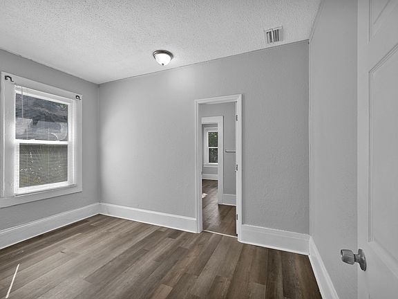 4th image of 326 Basswood St