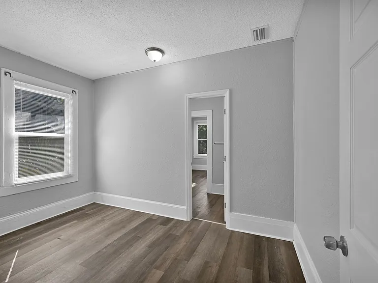 326 Basswood St — Photo 4