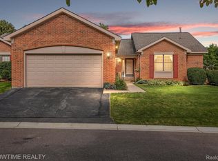 7258 Huntcliff, West Bloomfield, MI 48322