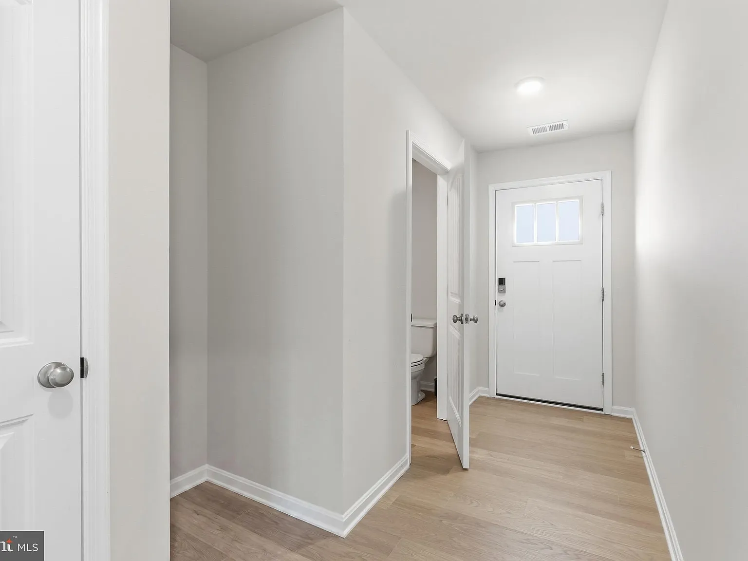 4 bed, 2.5 bath, 811 sqft, $2,700 — Photo 2