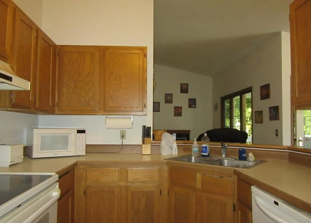 2 bed, 1020 sqft, $1,600 — Photo 3