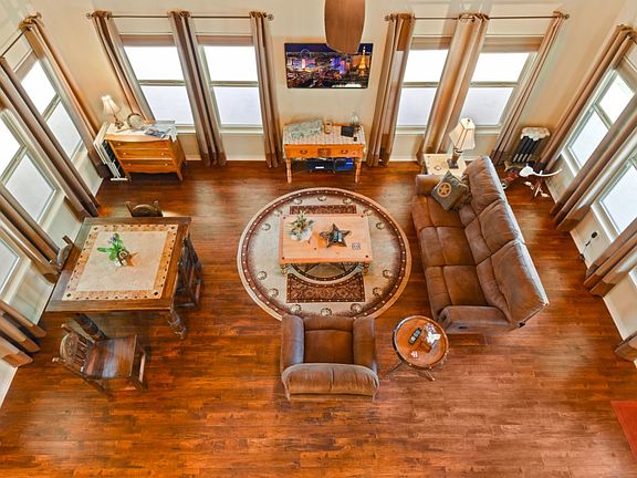 3rd image of 319 Live Oak Cir
