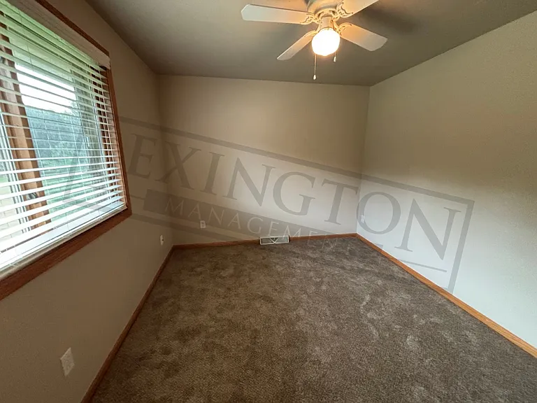 3222 Lakeview Dr — Photo 5
