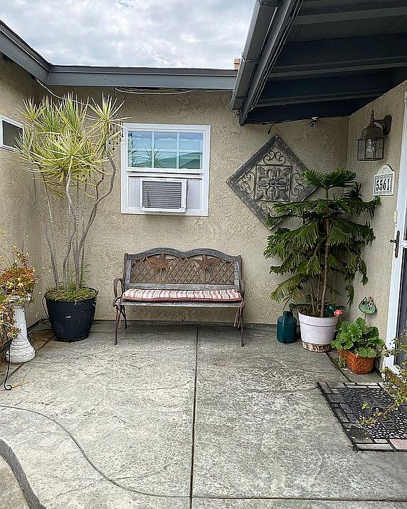 Front entrance alcove 