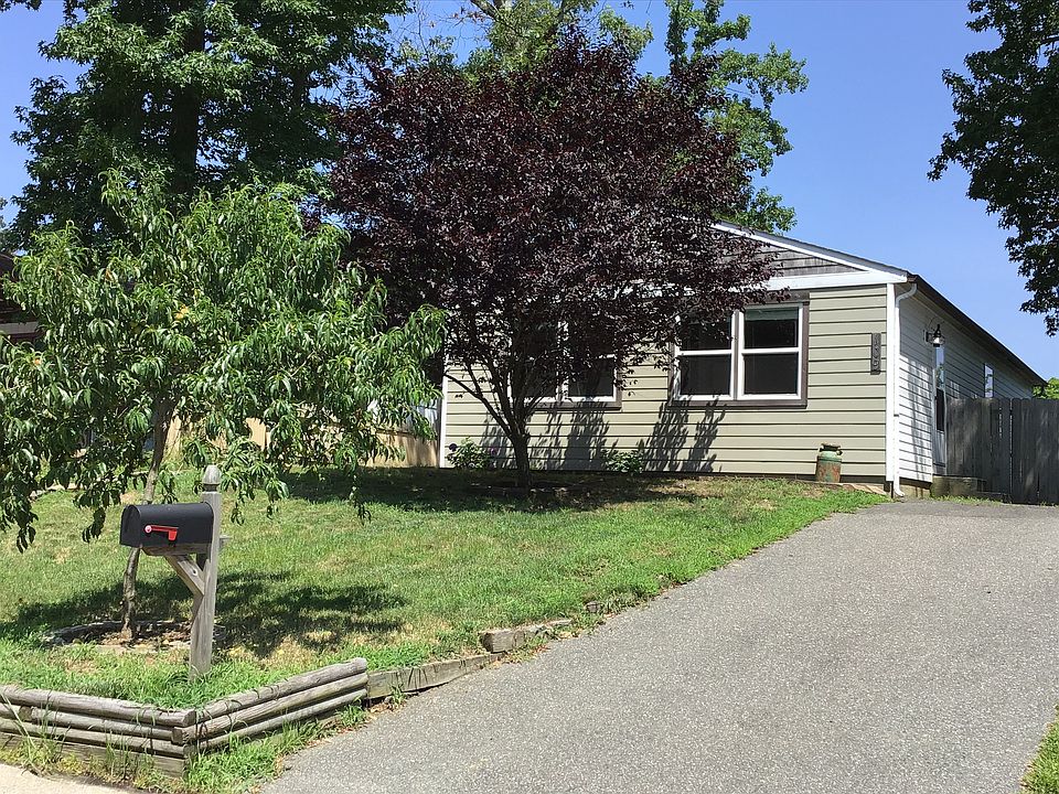1st image of 109 Kadlubeck Way