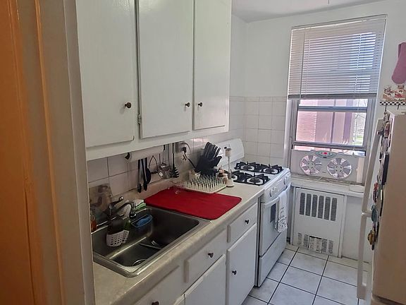 3rd image of 610 Waring Ave APT 4R