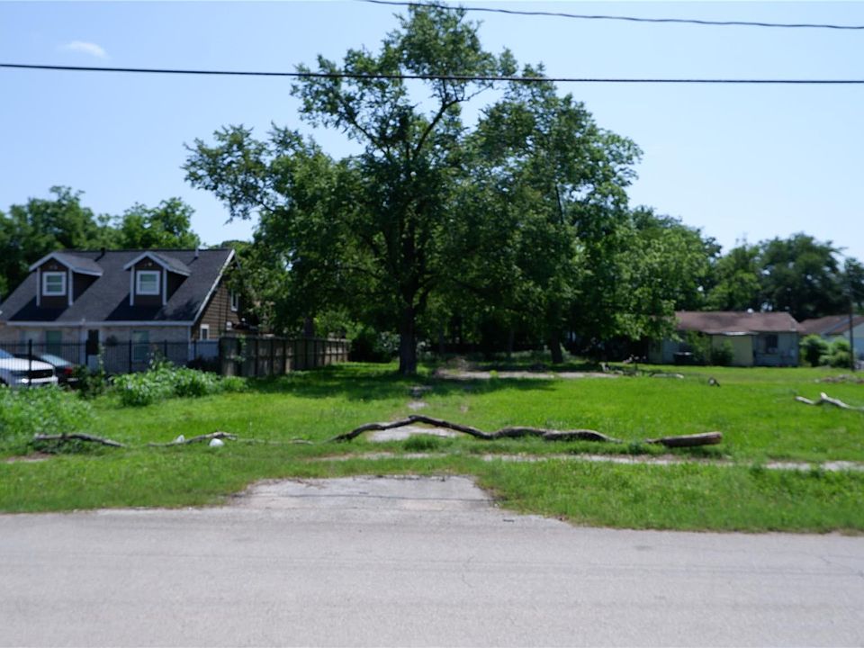 2nd image of 4010 Wipprecht St