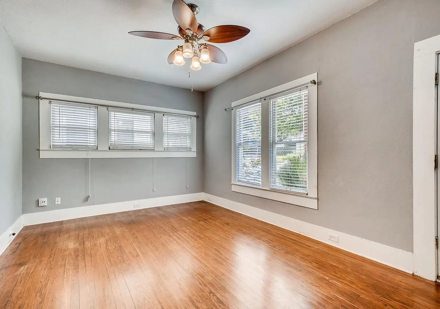 Charming 2 bedroom with Central AC! — Photo 2