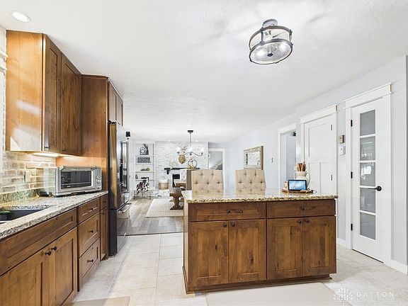 5th image of 781 Honeysuckle Dr