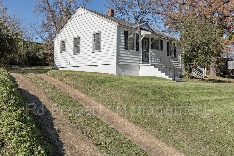 3 bed, 1.0 bath, 896 sqft, $1,095 — Photo 3
