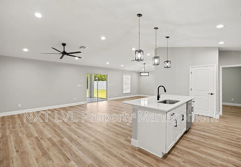 213 NW 5th St — Photo 2